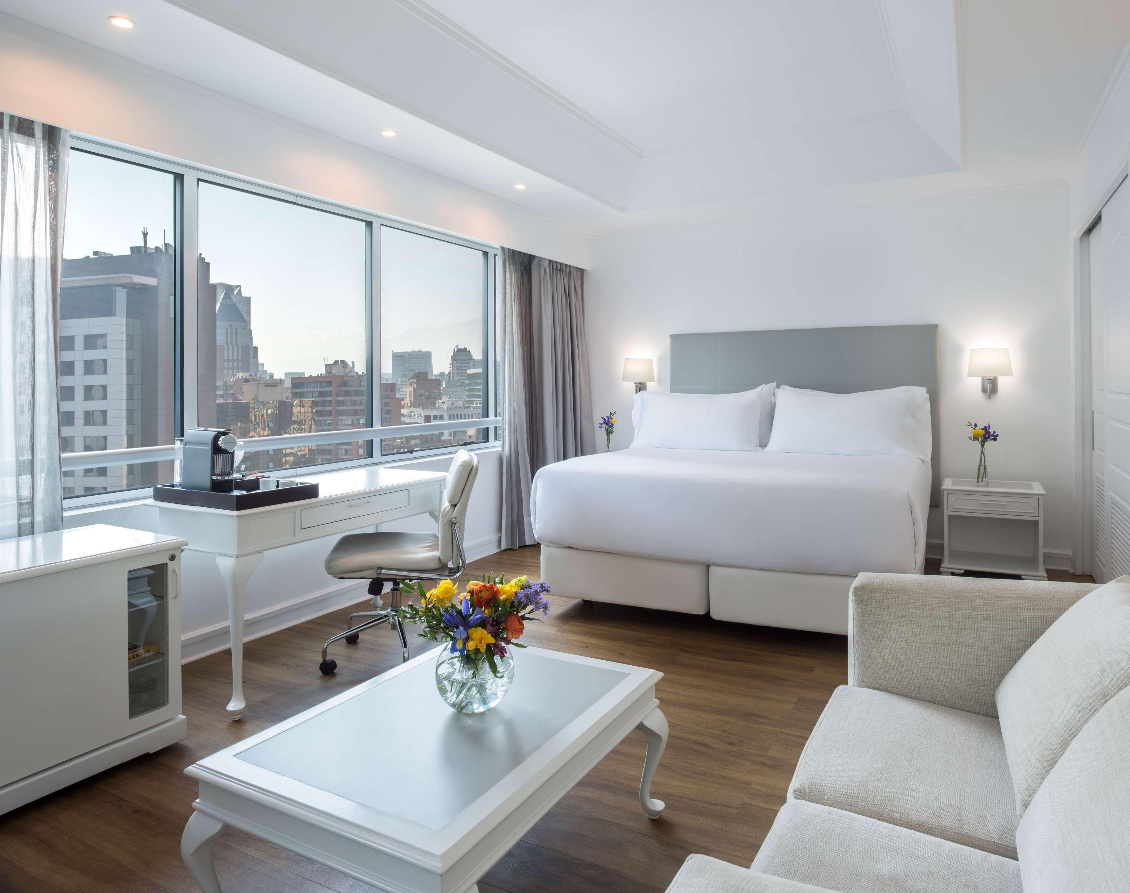 Hotel NH Collection Plaza Santiago del Cile Esterno foto A room at the hotel
